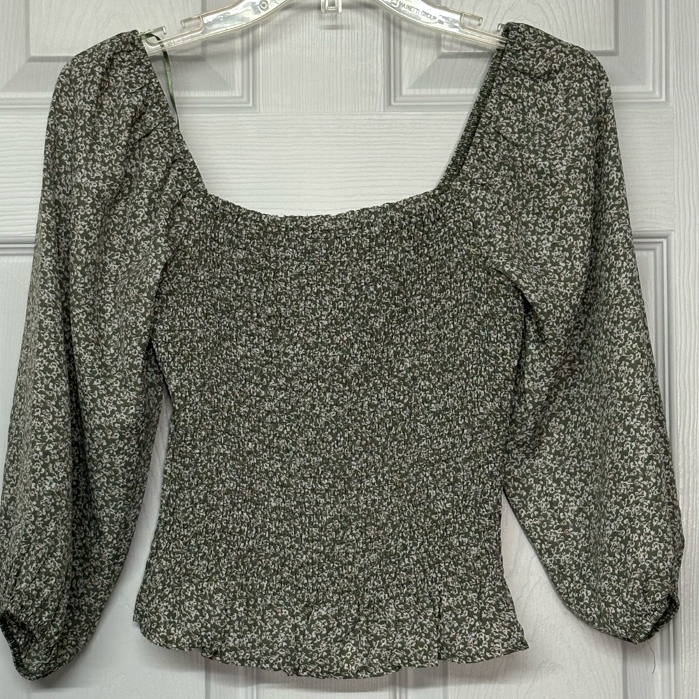 Paper Crane Smocked Sage Green Ditzy Floral Stretchy Top Sz S